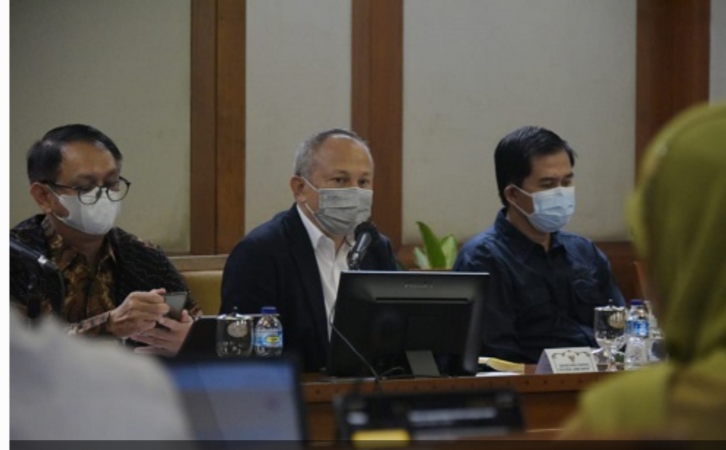 Sekretaris Daerah Provinsi Jawa Barat Setiawan Wangsaatmaja menghadiri Rapat Koordinasi Penanganan Ketersediaan, Stabilisasi Harga dan Distribusi Barang Kebutuhan Pokok di Ruang Rapat Sanggabuana Gedung Sate, Kota Bandung, Selasa (22/3/2022). 