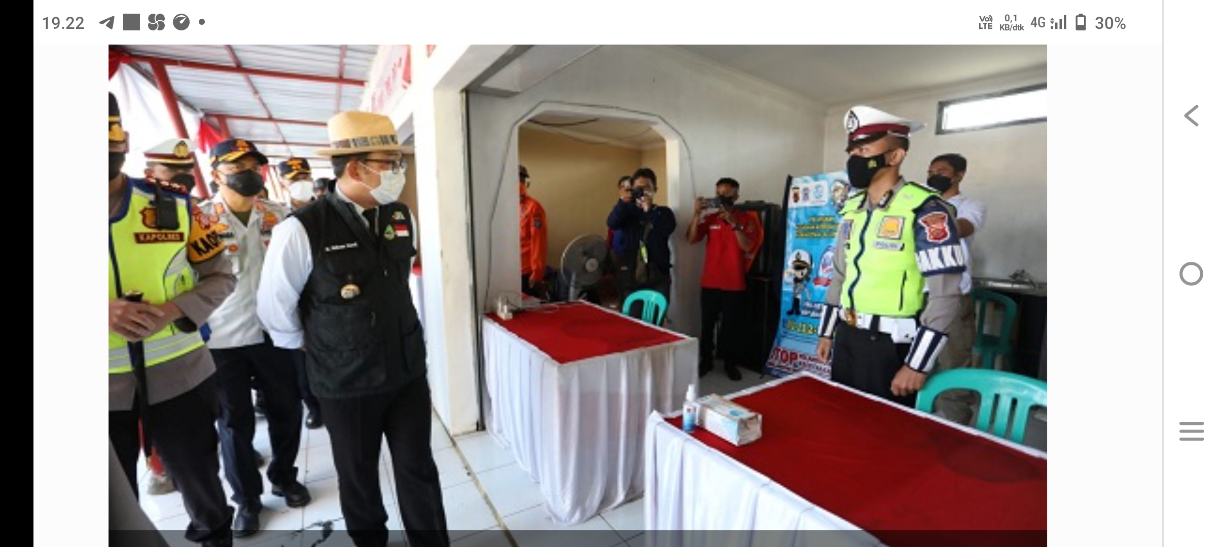 Ridwan Kamil saat meninjau arus balik Lebaran di Pos Terpadu Limbangan Garut, Jumat (6/5/2022) 