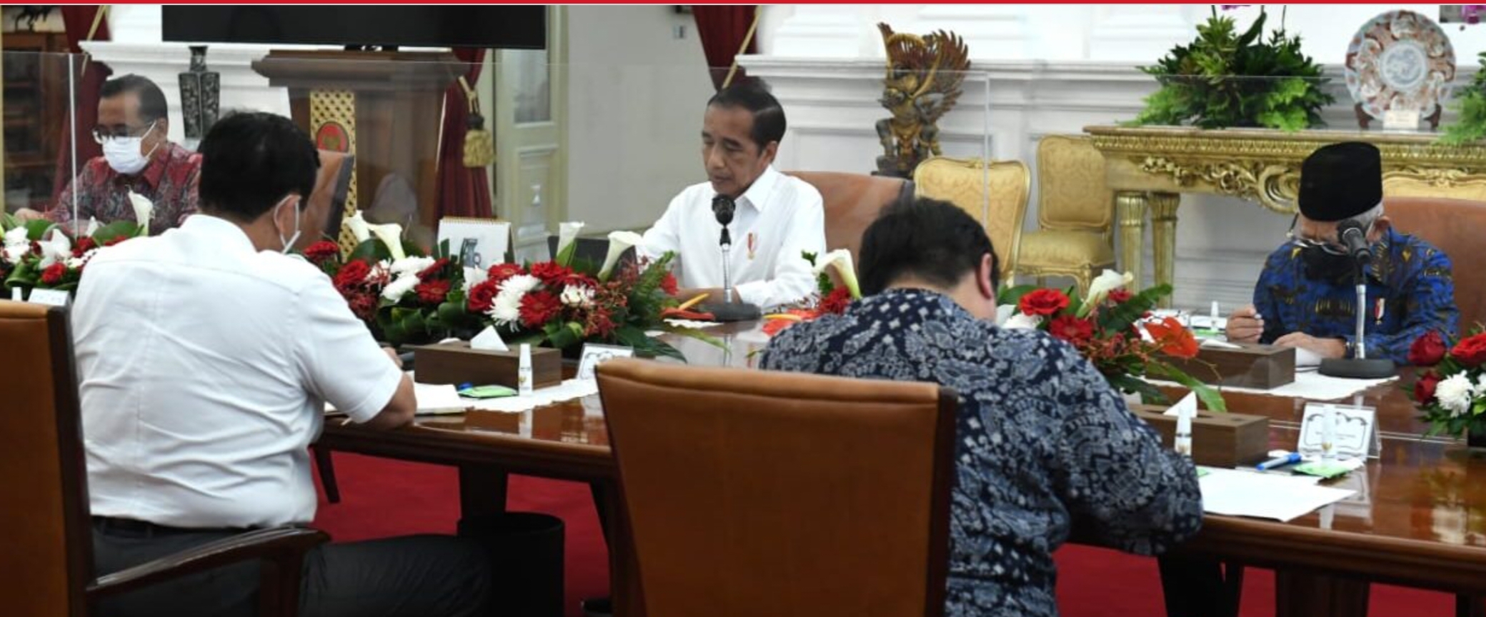 Presiden Joko Widodo memimpin rapat terbatas di Istana Merdeka, Jakarta, pada Senin, 13 Juni 2022. Foto: BPMI Setpres/Kris