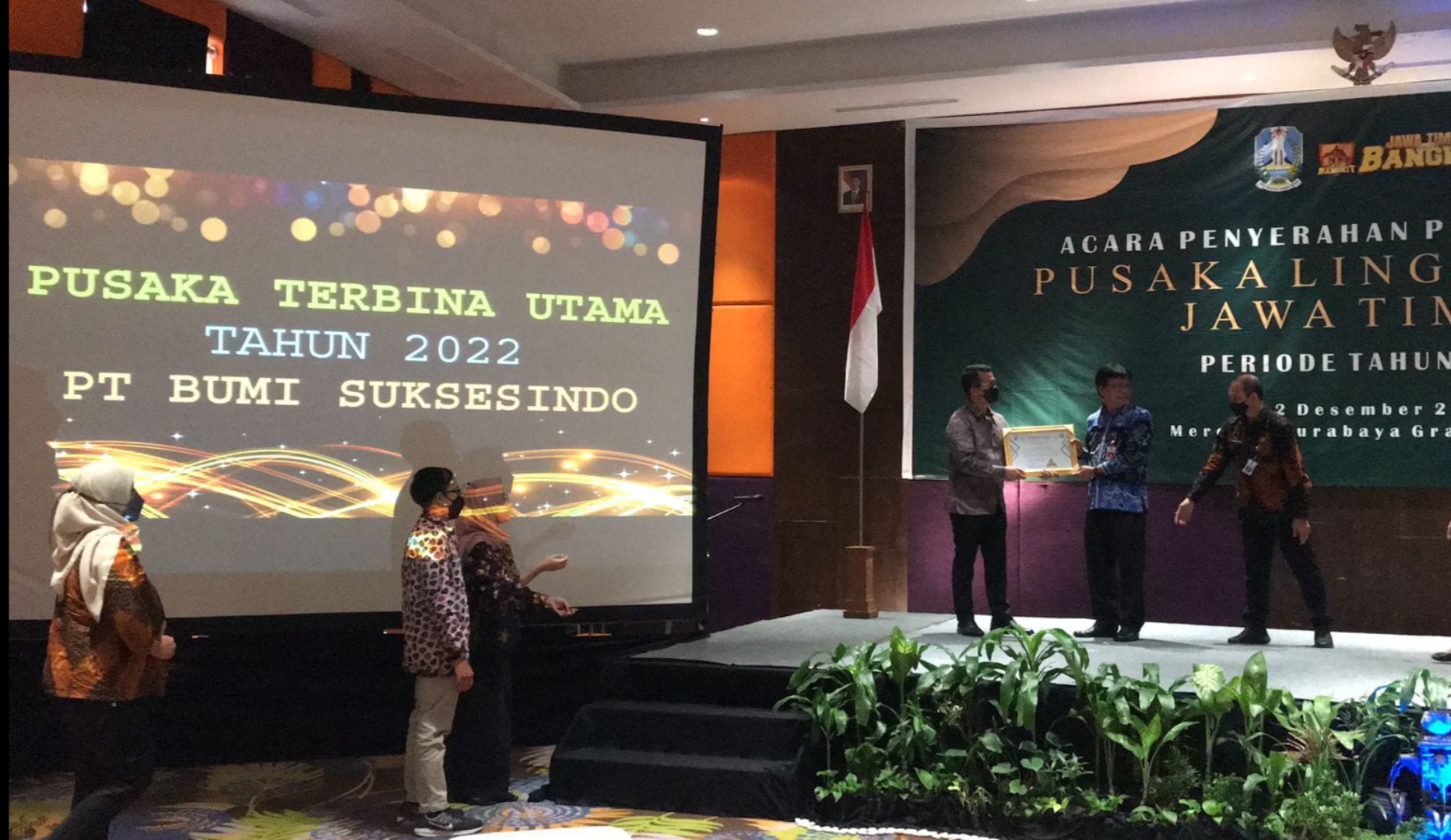 PT Bumi Suksesindo (BSI) menerima penghargaan Pusaka Terbina Utama dari Dinas Lingkungan Hidup (DLH) Provinsi Jawa Timur.
