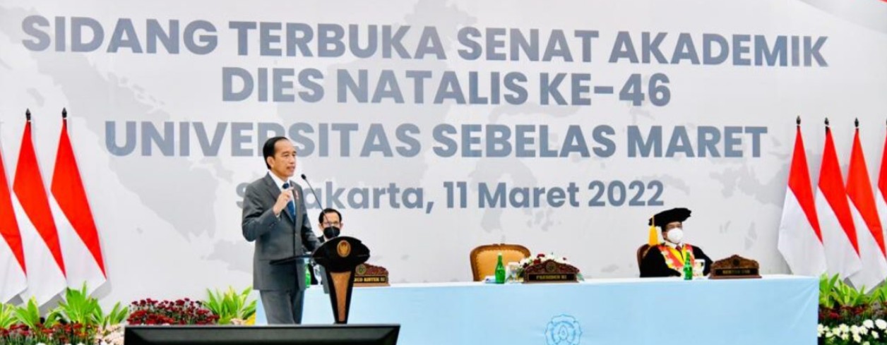 Presiden Joko Widodo menghadiri Sidang Terbuka Senat Akademik Dies Natalis ke-46 Universitas Sebelas Maret (UNS) yang digelar di UNS Tower Ki Hadjar Dewantara, Kota Surakarta, Provinsi Jawa Tengah, pada Jumat, 11 Maret 2022. Foto: BPMI Setpres/Laily Rache
