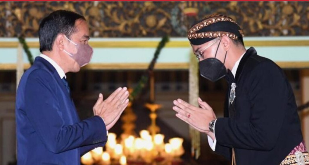 Presiden Jokowi Presiden Joko Widodo memberi ucapan selamat atas pengukuhan Gusti Pangeran Hario (GPH) Bhre Cakrahutomo Wira Sudjiwo sebagai Kanjeng Gusti Pangeran Adipati Ario (KGPAA) Mangkunagoro X, pada Sabtu, 12 Maret 2022. Foto: BPMI Setpres/Lukas