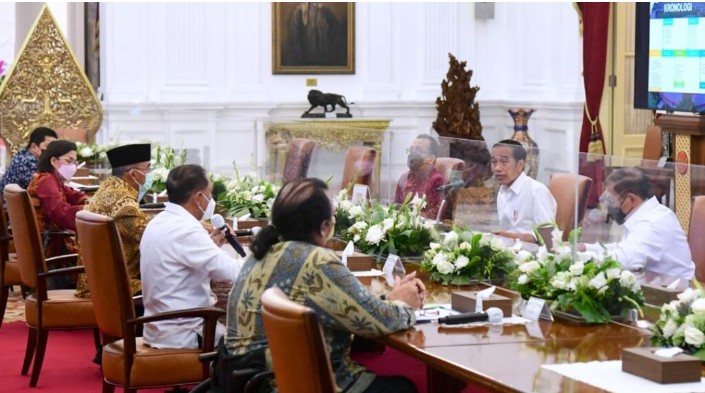 Presiden Joko Widodo memimpin rapat terbatas yang membahas tentang ASEAN Para Games 2022 di Istana Merdeka, Jakarta, pada Selasa, 22 Maret 2022. Foto: BPMI Setpres/Muchlis Jr.