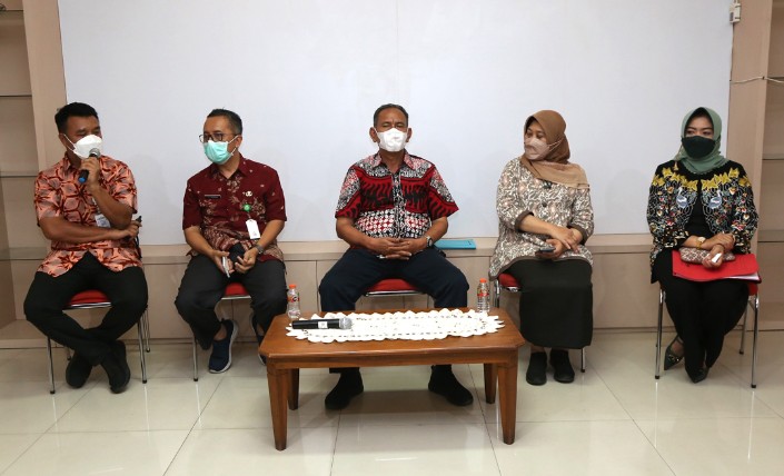Para kepala Dinas terkait saat konferensi pers di Gedung Eks Humas Pemkot Surabaya, Kamis (24/3/2022).