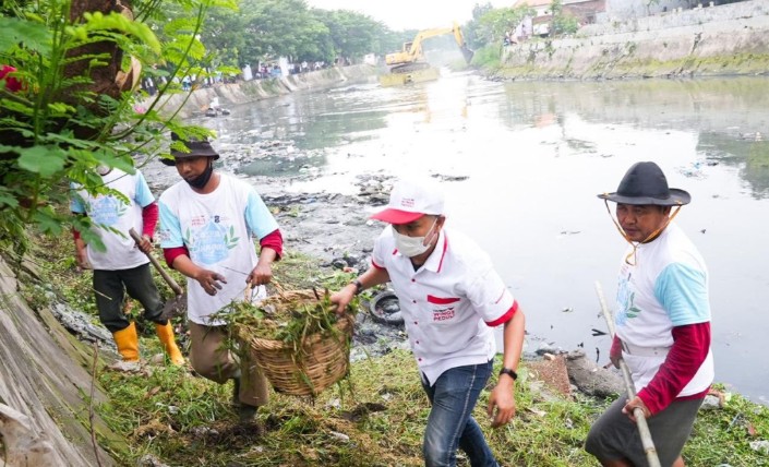 Pemkot Surabaya bersama Yayasan Wings peduli menggelar acara bertajuk “Aksi Bersih Sungai Surabaya” di beberapa titik, Jumat (25/3/2022). 