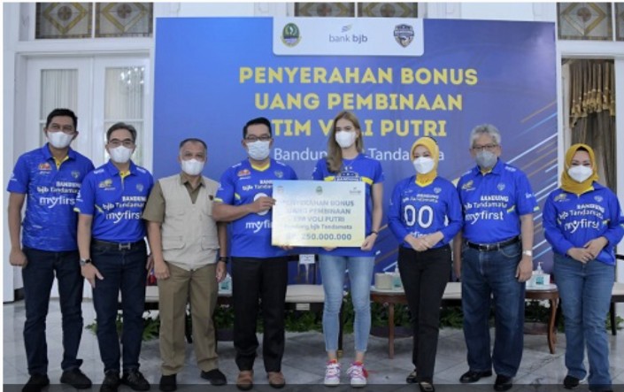 Kadeudeuh sebesar Rp 250 juta diserahkan langsung oleh Gubernur Jawa Barat Ridwan Kamil kepada Tim Bandung bjb Tandamata di Pendopo Rumah Dinas Gedung Pakuan Kota Bandung, Senin (28/3/2022).  