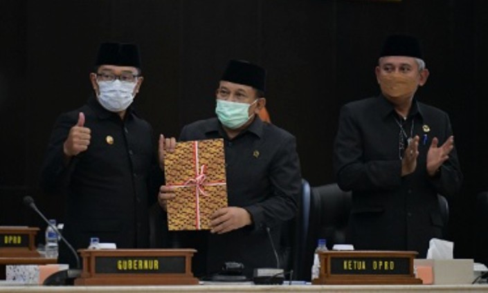 Gubernur Jawa Barat Ridwan Kamil menghadiri Rapat Paripurna tentang Laporan Keterangan Pertanggungjawaban Gubernur Jawa Barat Tahun Anggaran 2021 di Gedung DPRD Provinsi Jawa Barat, Kota Bandung, Rabu (30/3/2022). 