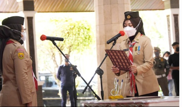 Ketua Kwartir Daerah Gerakan Pramuka Provinsi Jawa Barat Atalia Praratya Ridwan Kamil  saat melantik Bupati Indramayu Nina Agustina Dai Bachtiar sebagai Majelis Pembimbing (Mabicab) Kwartir Cabang Pramuka Indramayu. 