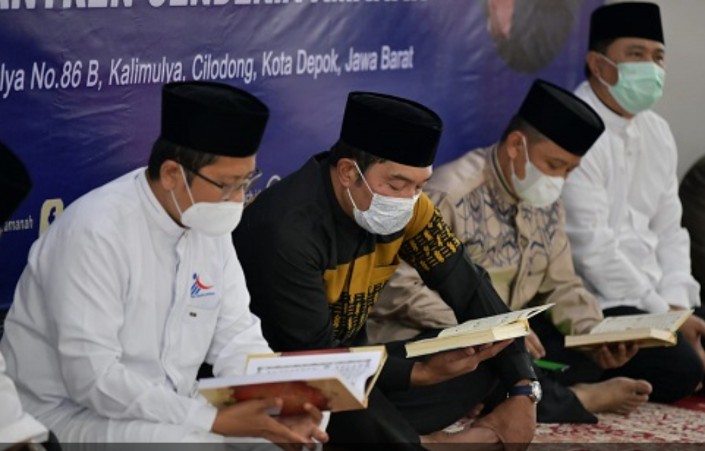 Gubernur Jawa Barat Ridwan Kamil dalam kegiatan safari Ramadhan memberikan bantuan untuk pembangunan masjid di lingkungan Pesantren Cendekia Amanah, di Cilodong, Kota Depok, Jumat (8/4/2022). 