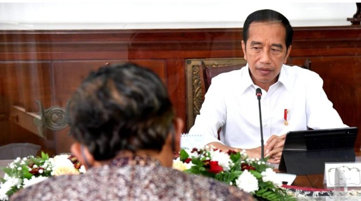 Presiden Joko Widodo memimpin rapat terbatas (ratas) yang membahas tentang persiapan pemilihan umum (pemilu) dan pemilihan kepala daerah (pilkada) serentak tahun 2024 bersama jajarannya di Istana Kepresidenan Bogor, pada Minggu, 10 April 2022. Foto: BPMI 