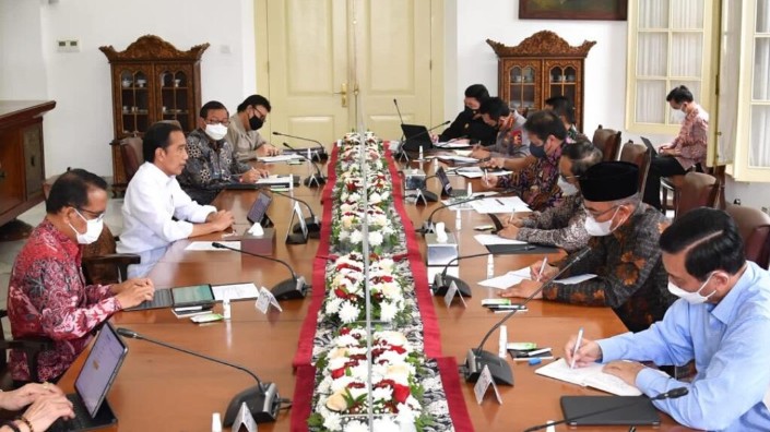 Presiden Joko Widodo memimpin rapat terbatas (ratas) yang membahas tentang persiapan pemilihan umum (pemilu) dan pemilihan kepala daerah (pilkada) serentak tahun 2024 bersama jajarannya di Istana Kepresidenan Bogor, pada Minggu, 10 April 2022. Foto: BPMI 