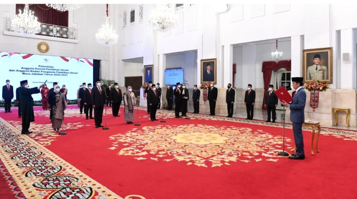 Presiden Joko Widodo melantik dan mengambil sumpah jabatan anggota Komisi Pemilihan Umum (KPU) dan Badan Pengawas Pemilihan Umum (Bawaslu) masa jabatan tahun 2022-2027 di Istana Negara, Jakarta, pada Selasa, 12 April 2022. Foto: BPMI Setpres/Kris