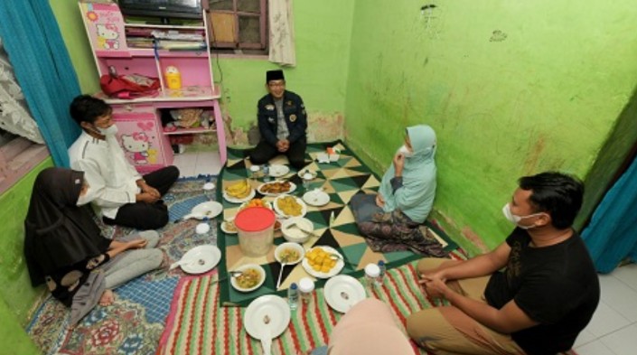 Gubernur Jawa Barat Ridwan Kamil melakukan safari ramadan sahur bersama keluarga Bi Mar (64), warga Kampung Cipayung Datar RT 2 RW 3 Desa Cipayung, Kecamatan Megamendung, Kabupaten Bogor, Kamis (14/4/2022). 