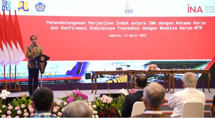Presiden Joko Widodo memberikan sambutan pada acara penandatanganan perjanjian induk INA dengan Hutama Karya dan Waskita Karya di Gedung Djuanda I, Kementerian Keuangan, Jakarta, Kamis, 14 April 2022. Foto: BPMI Setpres/Lukas