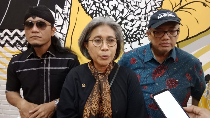 Indah Kurnia saat memberikan keterangan kepada wartawan pada Sosialisasi Cinta, Bangga, dan Paham Rupiah dilaksanakan di area UMKM Festival Surabaya. 