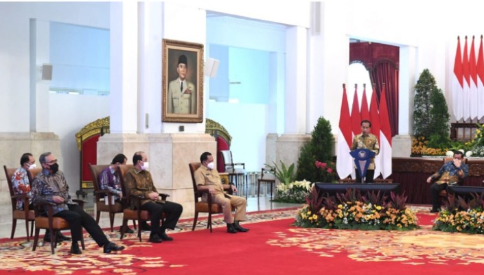 Presiden Joko Widodo memberikan arahan pada Peringatan 20 Tahun Gerakan Anti Pencucian Uang dan Pencegahan Pendanaan Terorisme (APU PPT) di Istana Negara, Jakarta, pada Senin, 18 April 2022. Foto: BPMI Setpres/Kris