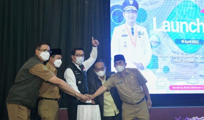 Gubernur didampingi Bupati Bandung Dadang Supriatna, di SMA Negeri 1 Bojongsoang, Kabupaten Bandung, Senin (18/4/2022). 