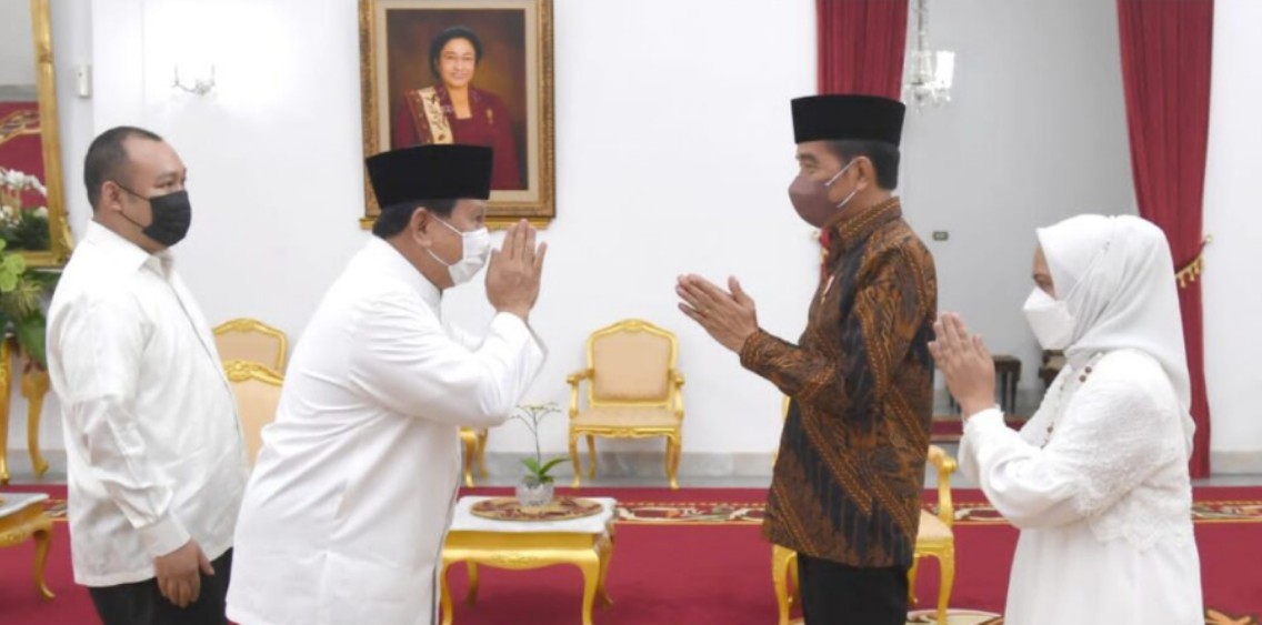 Saat Presiden Jokowi dan Menhan Prabowo Makan Opor Bersama