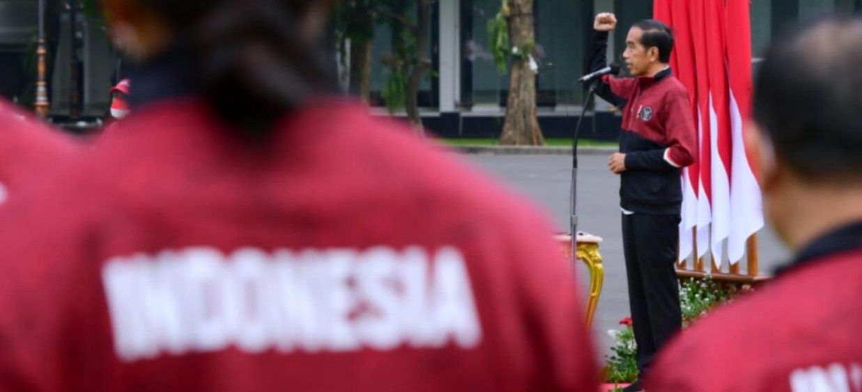Presiden Joko Widodo secara resmi melepas kontingen Indonesia yang akan berlaga pada SEA Games Ke-31 di Vietnam di halaman Istana Merdeka, Jakarta, pada Senin, 9 Mei 2022. Foto: BPMI Setpres/Muchlis Jr.