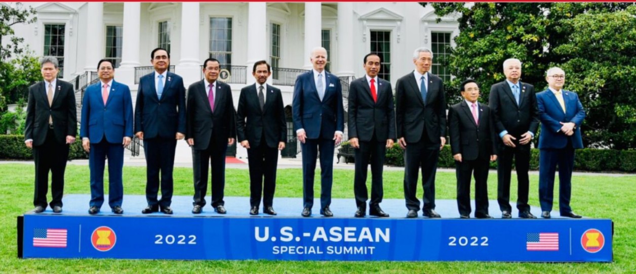 Presiden Joko Widodo berfoto bersama Presiden AS Joe Biden dan para pemimpin negara-negara ASEAN di Gedung Putih, Washington DC, pada Kamis, 13 Mei 2022 waktu setempat. Foto: BPMI Setpres/Laily Rachev