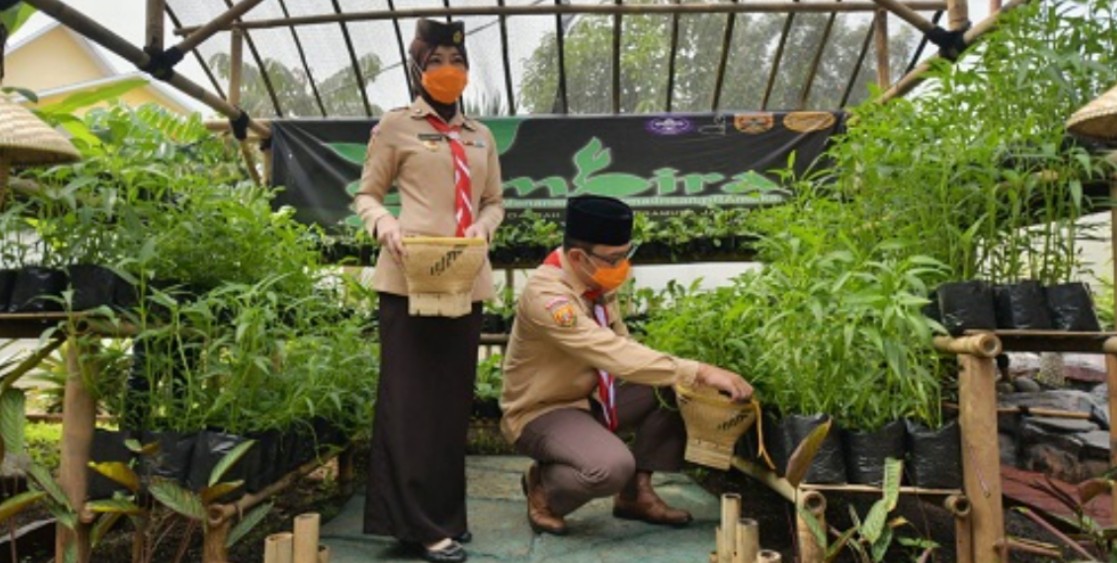 Ketua Majelis Pembimbing Daerah (Mabida) Gerakan Pramuka Jawa Barat Ridwan Kamil di sela sela Rapat Kerja Daerah (Rakerda) Kwarda Jabar Tahun 2022 di Kantor Sekretariat Bumi Kitri Bandung, Selasa (17/5/2022). 