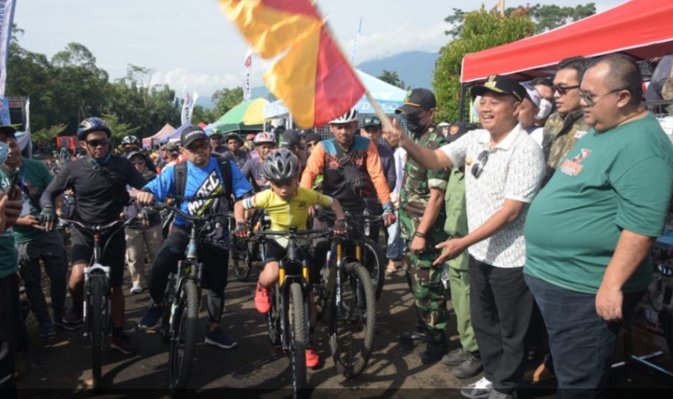 Plh. Gubernur Jawa Barat Uu Ruzhanul Ulum membuka event Bedegong Mountain Bike di Pesona Alam Gunung Laya Kecamatan Talaga, Kabupaten Majalengka, Minggu (22/05/2022). 