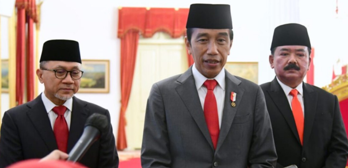 Presiden Joko Widodo memberikan keterangan pers terkait pelantikan dua menteri baru Kabinet Indonesia Maju di Istana Negara, Jakarta, pada Rabu, 15 Juni 2022. Foto: BPMI Setpres/Muchlis Jr.