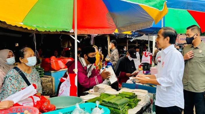 Presiden Joko Widodo menyerahkan bantuan sosial kepada para pedagang di Pasar Baros, Kabupaten Serang. Foto: BPMI Setpres/Laily Rachev
