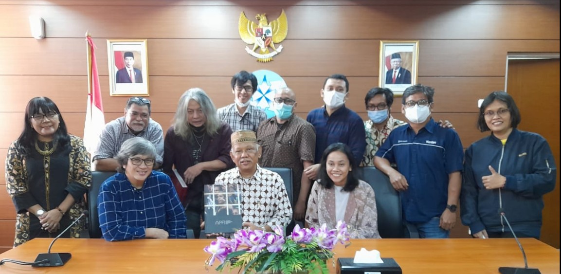 Ketua Dewan Pers, Azyumardi Azra (duduk tengah) bersama Ketua PFI Reno Esnir (tengah) dan pengurus PFI Pusat 2019-2022 saat bersilaturahmi di kantor Dewan Pers, Kebon Sirih, Jakarta, Rabu (22/6).