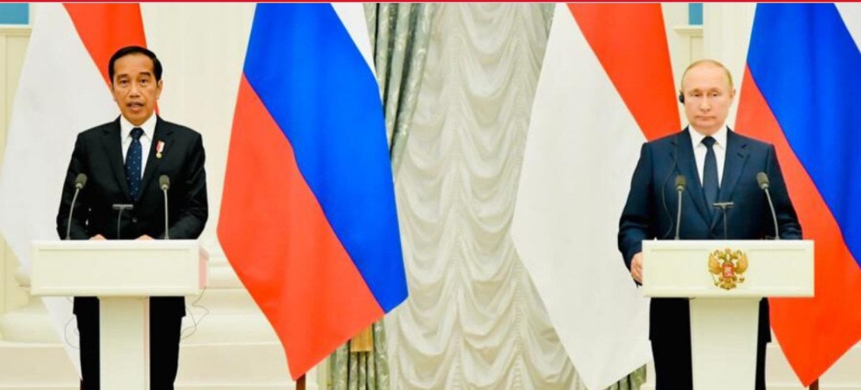 Presiden Joko Widodo bersama Presiden Rusia Vladimir Putin memberikan keterangan pers bersama usai melakukan pertemuan di Istana Kremlin, Moskow. Foto: BPMI Setpres/Laily Rachev