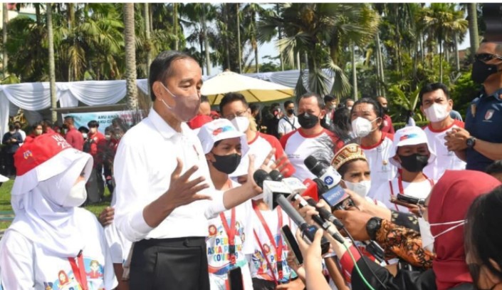 Presiden Joko Widodo memberikan keterangannya usai menghadiri Puncak Peringatan Hari Anak Nasional Tahun 2022 di Kebun Raya Bogor, Sabtu, 23 Juli 2022. Foto: BPMI Setpres/Rusman