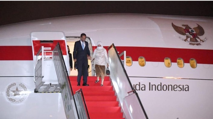 Presiden Joko Widodo dan Ibu Iriana Joko Widodo beserta rombongan tiba di Bandara Internasional Soekarno-Hatta, Tangerang, pada Jumat dini hari, 29 Juli 2022, setelah melakukan kunjungan kerja ke tiga negara di kawasan Asia Timur yaitu Republik Rakyat Tio