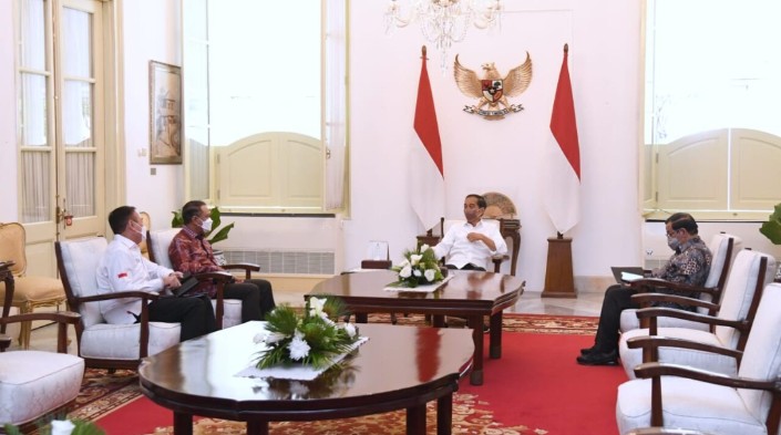 Presiden Joko Widodo menerima Menteri Pemuda dan Olahraga Zainudin Amali dan Ketua Umum PSSI Mochamad Iriawan di Istana Merdeka, Jakarta, Rabu, 3 Agustus 2022. Foto: BPMI Setpres/Lukas
