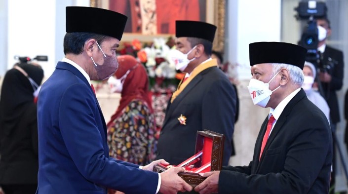 Presiden Joko Widodo menganugerahkan tanda kehormatan Bintang Mahaputera Pratama, Bintang Budaya Parama Dharma, dan Bintang Jasa kepada 127 tokoh di Istana Negara, Jakarta. Foto: BPMI Setpres/Kris