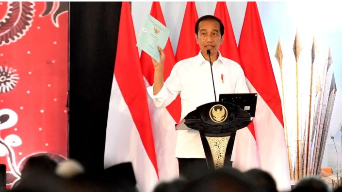 Presiden Joko Widodo menyerahkan sertifikat tanah untuk rakyat di Gelora Delta, Kabupaten Sidoarjo, pada Senin, 22 Agustus 2022. Foto: BPMI Setpres/Rusman