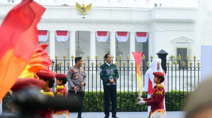 Presiden Joko Widodo melepas Kirab Merah Putih yang mengangkat tema “Menciptakan Kesatuan Indonesia yang Harmoni” di halaman depan Istana Merdeka, Jakarta, Minggu, 28 Agustus 2022. Foto: BPMI Setpres/Muchlis Jr