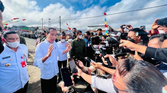 Presiden Joko Widodo memberikan keterangannya di Pasar Olilit, Kabupaten Kepulauan Tanimbar, pada Jumat, 2 September 2022. Foto: BPMI Setpres/Laily Rachev