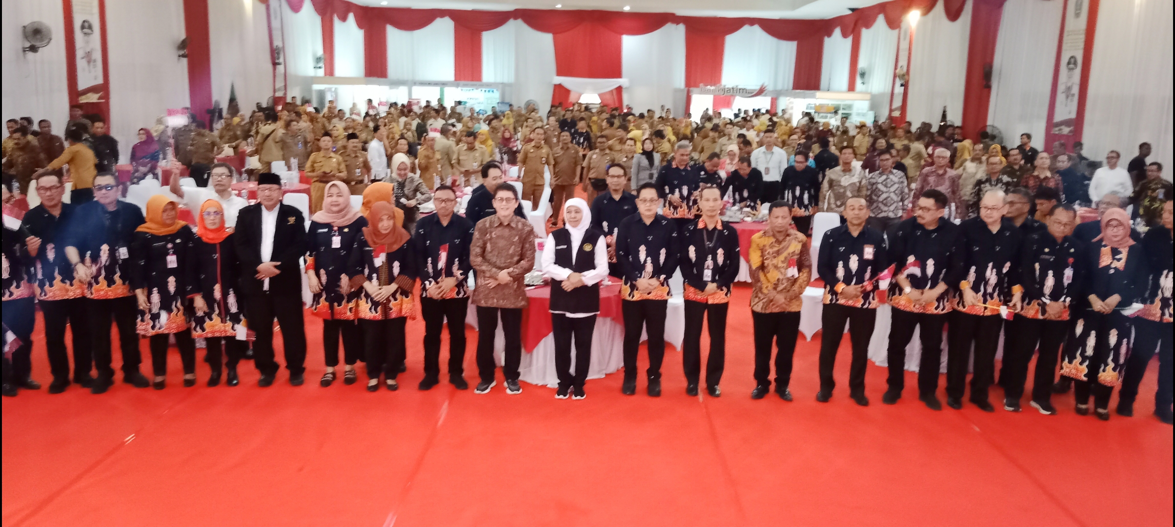Gubernur Jatim Khofifah Indar Parawansa menghadiri kegiatan Sapa ASN sewilayah Bakorwil Bojonegoro, Senin (20/11) malam. 