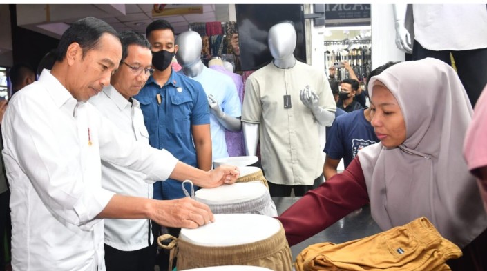 Presiden Joko Widodo meninjau Pasar Tanah Abang, Jakarta, pada Senin, 2 Januari 2023 guna memastikan aktivitas perekonomian pada sektor rill berjalan baik. Foto: BPMI Setpres