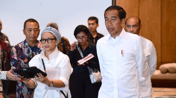 Presiden Joko Widodo kembali meninjau sejumlah persiapan penyelenggaraan Konferensi Tingkat Tinggi (KTT) ke-42 ASEAN di Labuan Bajo, Kabupaten Manggarai Barat, Provinsi Nusa Tenggara Timur (NTT), pada Selasa, 25 April 2023. Foto: BPMI Setpres/Lukas