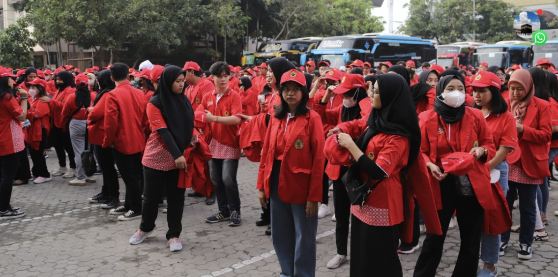 Upacara pelepasan program Kuliah Kerja Nyata (KKN) Reguler Periode Semester Genap Tahun 2022/2023  di Lapangan Parkir Utara Untag Surabaya, Senin, (3/7)