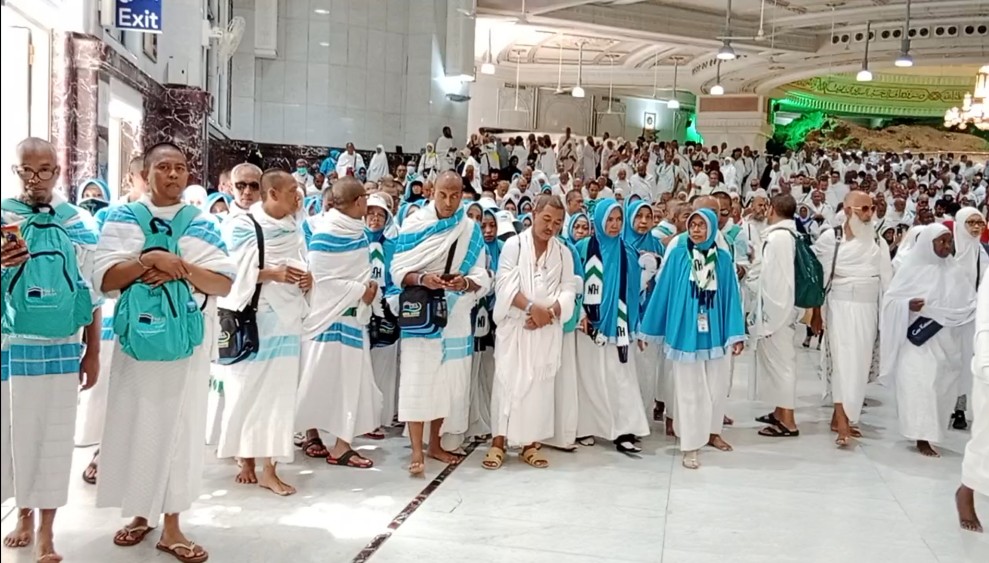 Jamaah Haji KBIHU Nurul Hayat Surabaya saat melakukan Sa'i pada Haji 2023. Sa'iadalah perjalanan yang dilakukan oleh para jemaah haji dari bukit Shafa menuju ke bukit Marwah sebanyak tujuh kali bolak-balik. 