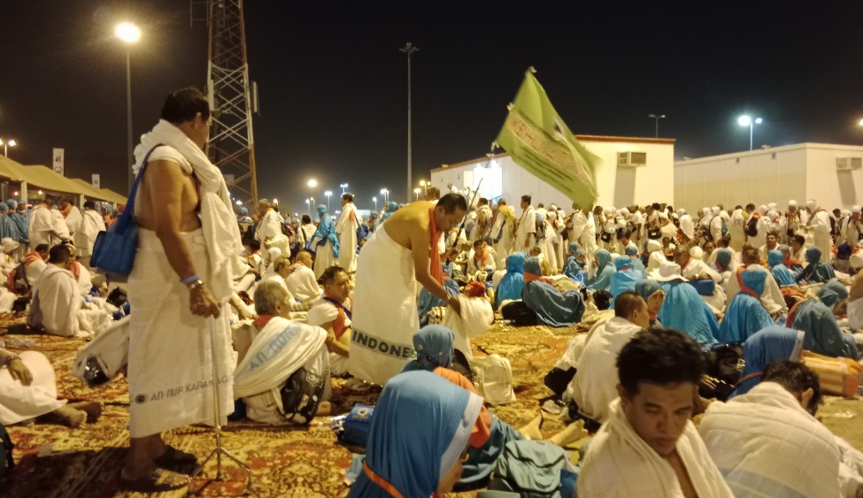 Jamaah Haji Indonesia 2023 saat di Muzdalifah. Beberapa masalah yang terjadi di Armina, antara lain keterlambatan distribusi makanan, keterlambatan penjemputan jemaah di Muzdalifah, serta kondisi tenda dan ketersediaan air bersih di Mina.