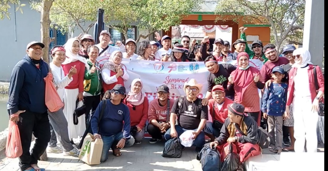 Para jurnalis yang biasa bertugas di seputaran Pemprov Jatim ini merayakan kemerdekaan dengan melakukan lomba memancing bertajuk Fun Fishing Pokja Grahadi di Kalanganyar, Kabupaten Sidoarjo, Sabtu (19/8/2023).