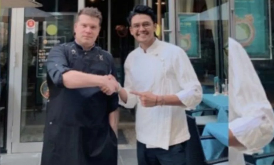 Chef Aziz Amri (kanan) bersama koki Rusia di Moskow, Rusia.