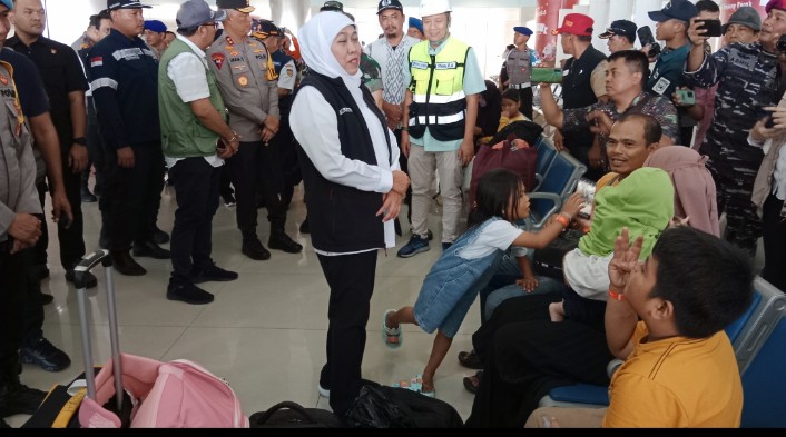 Gubernur Jawa Timur, Khofifah Indar Parawansa, bersama Pangdam V Brawijaya Mayjend TNI Rafael Granada Baay, Kapolda Jatim Irjen Pol Imam Sugianto, dan Pangkoarmada II Laksda TNI Denih Hendrata, turut meninjau langsung pelabuhan tersebut pada Sabtu (30/12)