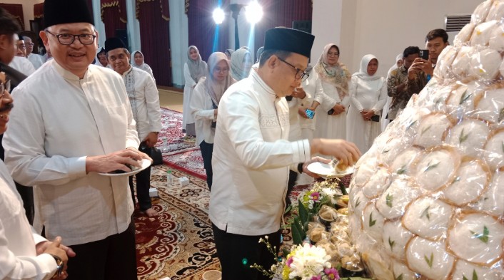 Penjabat (Pj) Gubernur Jawa Timur, Adhy Karyono, menggelar tradisi Megengan di Gedung Negara Grahadi Surabaya, Jumat malam, (8/3). 