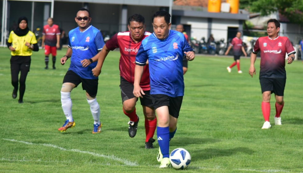 Penjabat (Pj.) Gubernur Jawa Timur Adhy Karyono ikut berpartisipasi dalam Pertandingan Persahabatan Sepak Bola "Mendadak Soccer" di Lapangan Marinir Bogowonto, Surabaya, Minggu (10/3).
