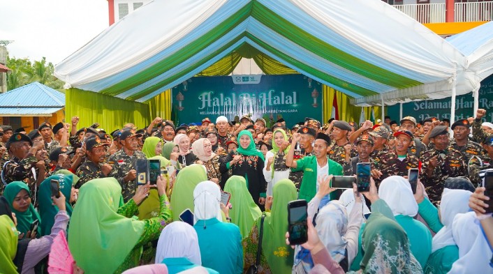 Ketua Umum PP Muslimat NU Khofifah Indar Parawansa menghadiri Halal Muslimat NU Se Sulawesi Tenggara di di Ponpes Minhajut Thullab, Konawe Selatan, Sabtu (20/4/2024).
