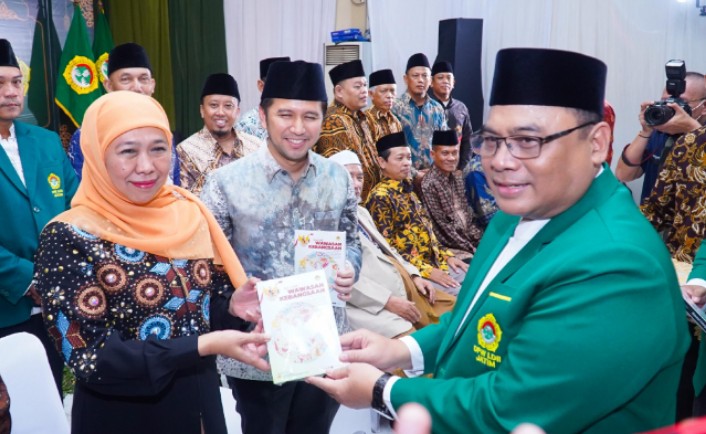 Khofifah Indar Parawansa dan Ketua DPW LDII Jawa Timur KH M Amrodji Konawi dalam acara Silaturahim Syawal 1445 Hijriyah dan Tausiyah Kebangsaan yang diadakan oleh LDII Provinsi Jawa Timur, di di Pondok Pesantren Sabilurrosyidin Annur, Surabaya, Sabtu (27/